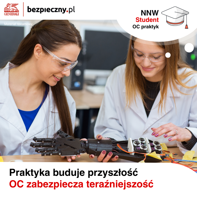 Studenci pracują nad robotyką.